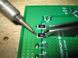 smd soldering،با استفاده از پنس قطعه الکترونیکی را به طور صحیح در محل مخصوص خود قرار دهید